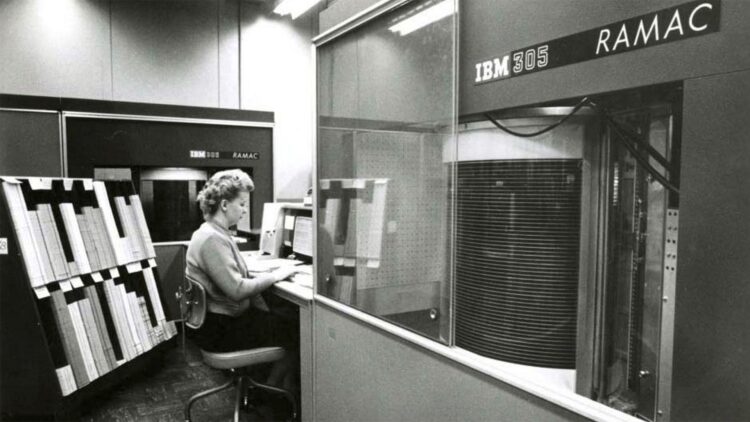 نخستین هارد دیسک جهان ۶۹ سال پیش توسط IBM معرفی شد