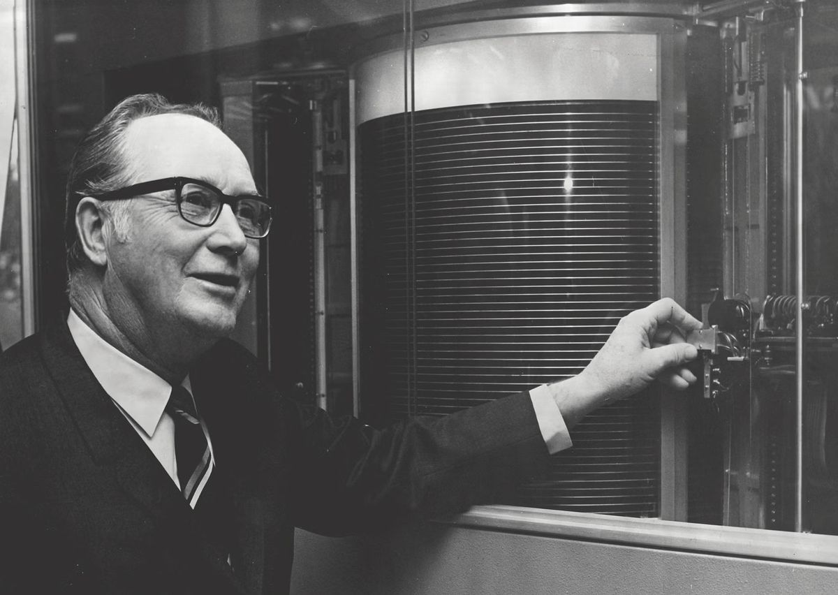 نخستین هارد دیسک جهان توسط IBM معرفی شد