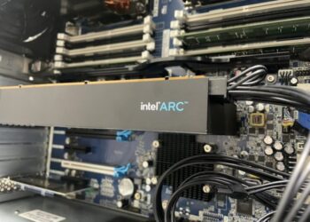 نمونه‌ای مرموز از کارت گرافیک Intel Arc A750 مشاهده شده که برخلاف نسخه‌های شناخته‌شده، به یک رابط حافظه ۵۱۲ بیتی، ۱۶ گیگابایت حافظه GDDR6 و دو کانکتور ۸ پین مجهز است.