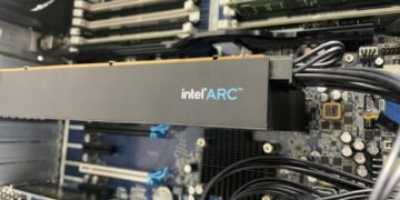 نمونه‌ای مرموز از کارت گرافیک Intel Arc A750 مشاهده شده که برخلاف نسخه‌های شناخته‌شده، به یک رابط حافظه ۵۱۲ بیتی، ۱۶ گیگابایت حافظه GDDR6 و دو کانکتور ۸ پین مجهز است.