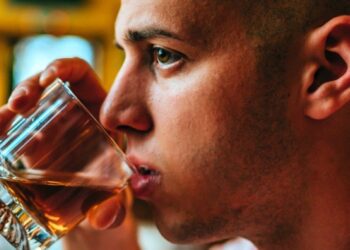 مصرف الکل به باکتری ‌های روده برای تخریب کبد کمک می کند