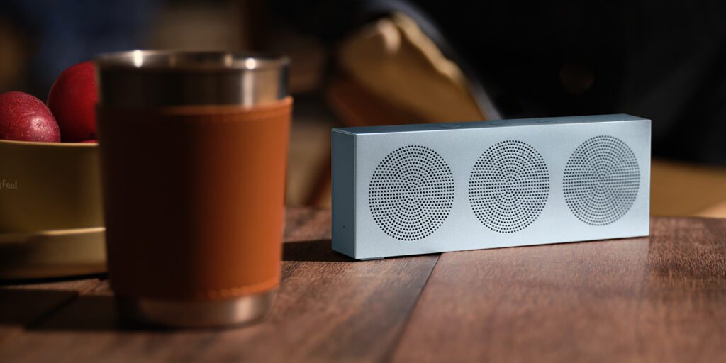 اسپیکر بلوتوث قابل حمل جدید شیائومی با قیمت ۲۹۹ یوان (۴۲ دلار) در چین عرضه شد که با بدنهای فلزی و فوقباریک، به عنوان یک ویژگی فنی کلیدی از حافظه داخلی و اتصال سریع NFC پشتیبانی میکند.