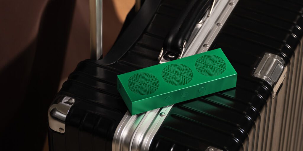 اسپیکر بلوتوث قابل حمل جدید شیائومی با قیمت ۲۹۹ یوان (۴۲ دلار) در چین عرضه شد که با بدنهای فلزی و فوقباریک، به عنوان یک ویژگی فنی کلیدی از حافظه داخلی و اتصال سریع NFC پشتیبانی میکند.