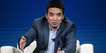 اریک یوان، مدیرعامل شرکت Zoom، در تازه‌ترین مصاحبه خود اعلام کرد که گسترش استفاده از هوش مصنوعی در محیط‌های کاری می‌تواند فرصت برقراری هفته کاری سه‌روزه را برای کارکنان فراهم کند.