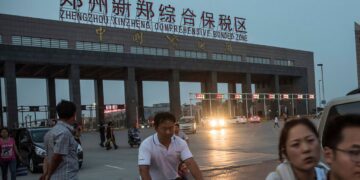 آیفون‌ همچنان در شرایط سخت چین تولید می‌شود؛ ساعات طولانی کار، تبعیض و تأخیر در پرداخت حقوق