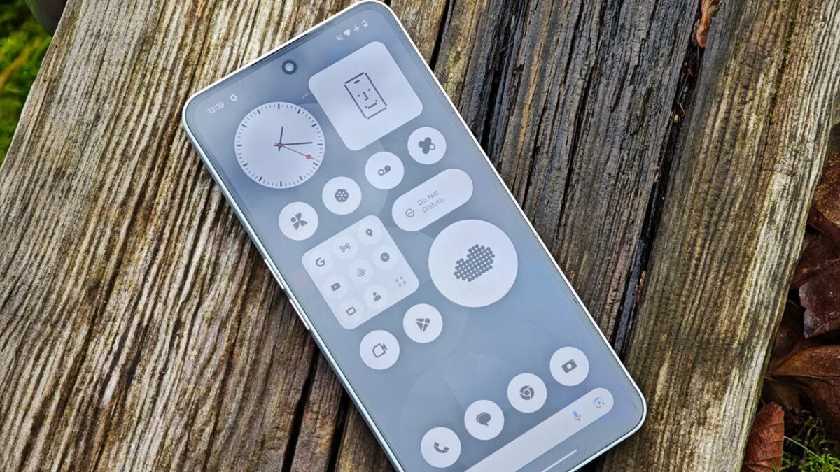 ناتینگ فون 3a Pro با ترکیب دوربین سه‌گانه و لنز تله‌فوتوی پریسکوپی ۵۰ مگاپیکسلی، امکان زوم اپتیکال ۳ برابری را فراهم می‌کند و در میان گوشی‌های میان‌رده عملکردی کم‌نظیر دارد.