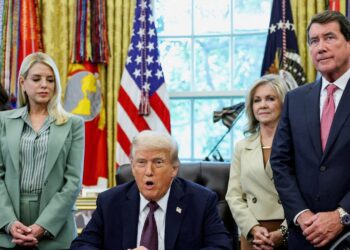 شکایت ۱۵ میلیارد دلاری ترامپ از نیویورک تایمز به اتهام افترا و آسیب به اعتبار