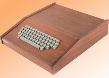 کامپیوتر Apple-1 با جعبه چوبی با ارزش ۳۰۰ هزار دلار بهحراج گذاشته شد