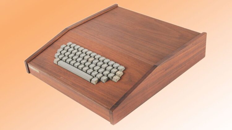 کامپیوتر Apple-1 با جعبه چوبی با ارزش ۳۰۰ هزار دلار به‌حراج گذاشته شد