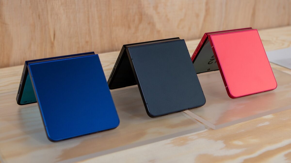 بررسی سامسونگ Z Flip7 نشان میدهد که این گوشی با اندروید ۱۶ و رابط کاربری One UI 8 عرضه شده است.