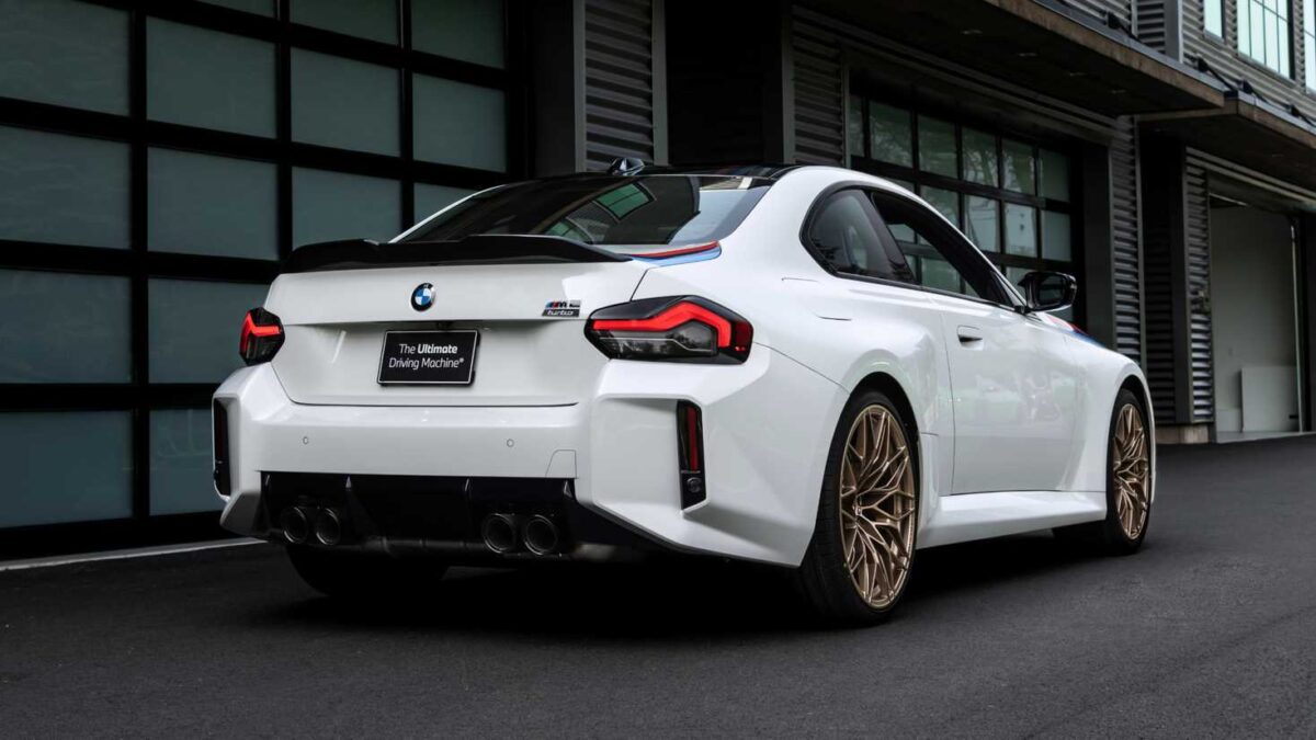 نمای سهرخ عقبی BMW M2 Turbo Design هنگام عبور از پیچ پیست با طراحی اسپرت و جزئیات دقیق