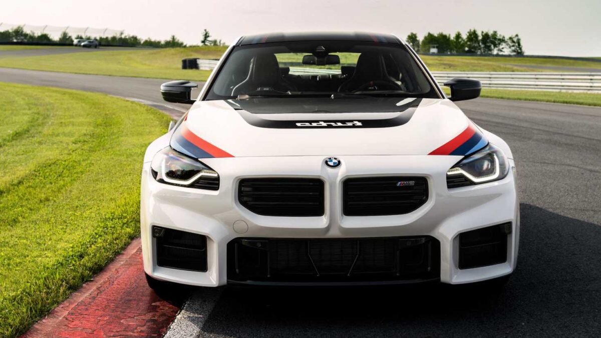 نمای جلوی BMW M2 Turbo Design در پیست با کاپوت مشکی و گرافیک معکوس turbo