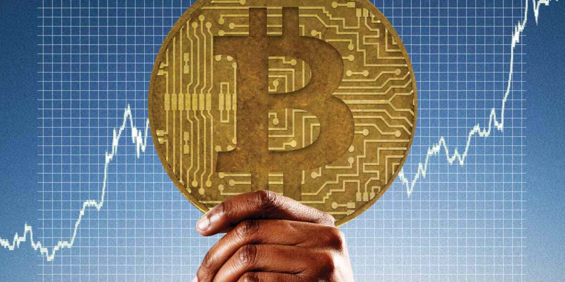پیش‌بینی تحلیلگر بانک استاندارد چارترد: احتمال افت موقت قیمت بیت‌کوین (BTC) به زیر ۱۰۰ هزار دلار