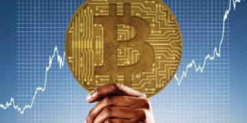 پیش‌بینی تحلیلگر بانک استاندارد چارترد: احتمال افت موقت قیمت بیت‌کوین (BTC) به زیر ۱۰۰ هزار دلار