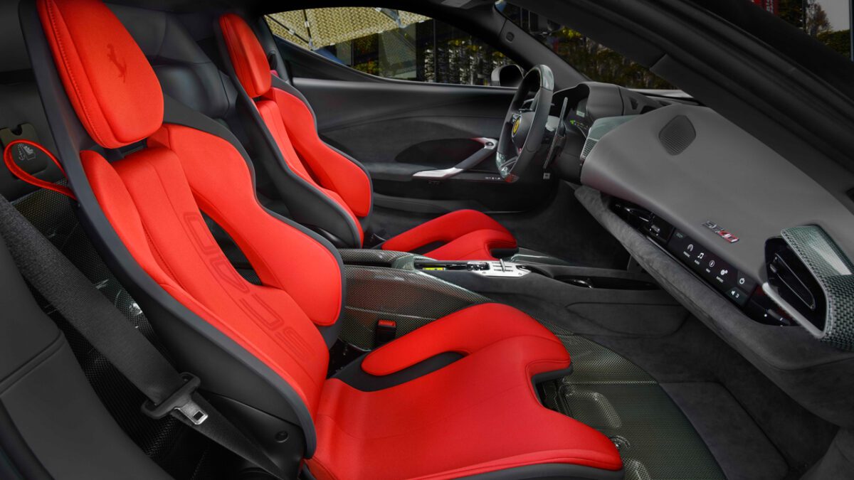 کابین Ferrari SC40 با صندلیهای اسپرت قرمز و تریم فیبر Kevlar طراحیشده برای پروژه Special Projects