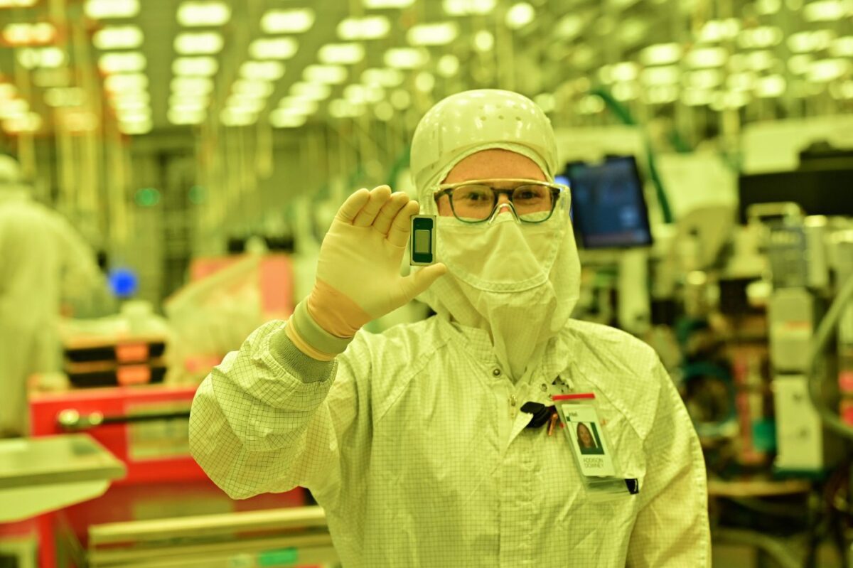 Intel Becomes the First to Produce the World’s Most Advanced Chips in the US
