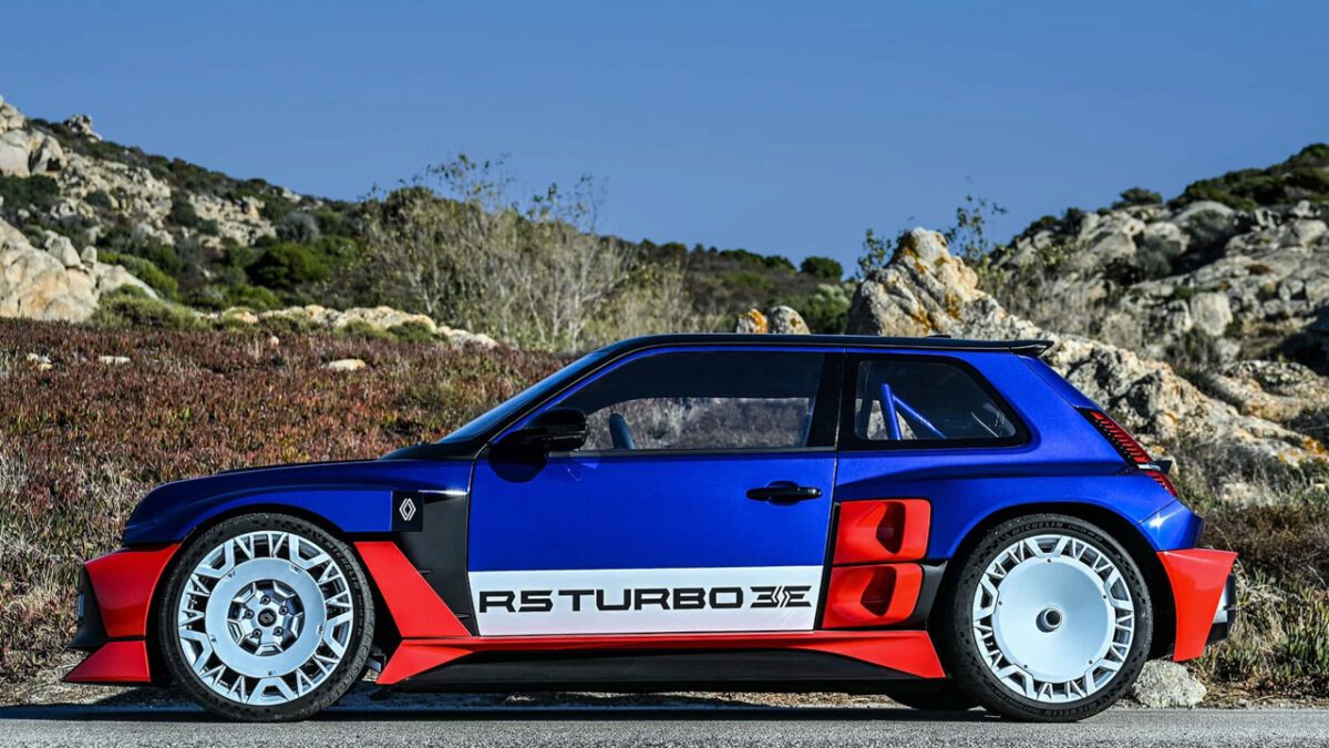 نمای جانبی ثابت Renault 5 Turbo 3E در محیط طبیعی سنگی، نمایش خطوط طراحی و رینگهای خاص خودرو