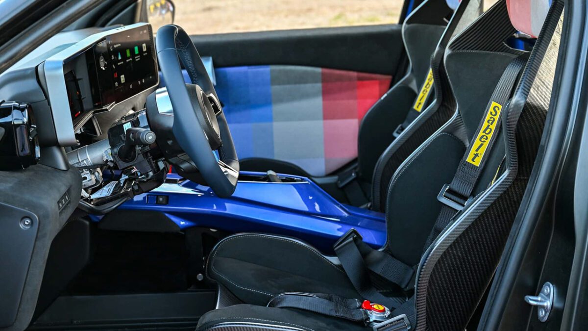 نمای داخلی Renault 5 Turbo 3E شامل دو صندلی اسپرت Sabelt با فیبرکربن و کمربندهای ایمنی زرد
