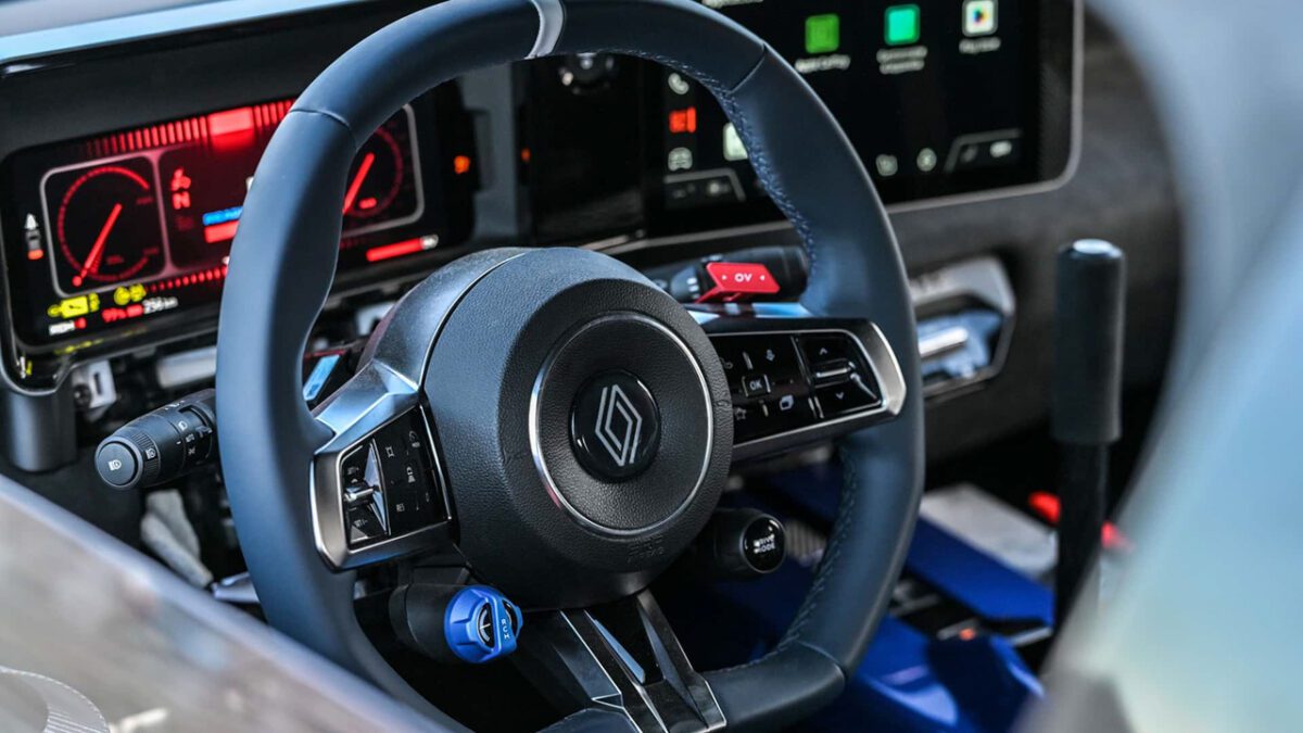 نمای نزدیک فرمان و داشبورد Renault 5 Turbo 3E با نمایشگر دیجیتال و دکمه قرمز عملکرد تقویتی