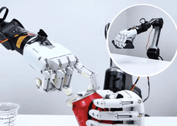 این دست رباتیک همانند انسان قوطی نوشابه را باز می‌کند و آیفون را در دست می‌گیرد!