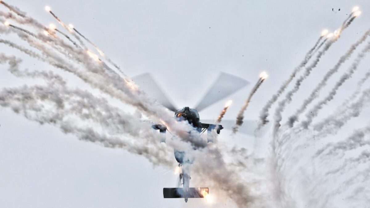 نمایی از بالگرد Z-20T در حال اجرای مانور رزمی و پرتاب شرارههای اخلالگر در آسمان خاکستری چین