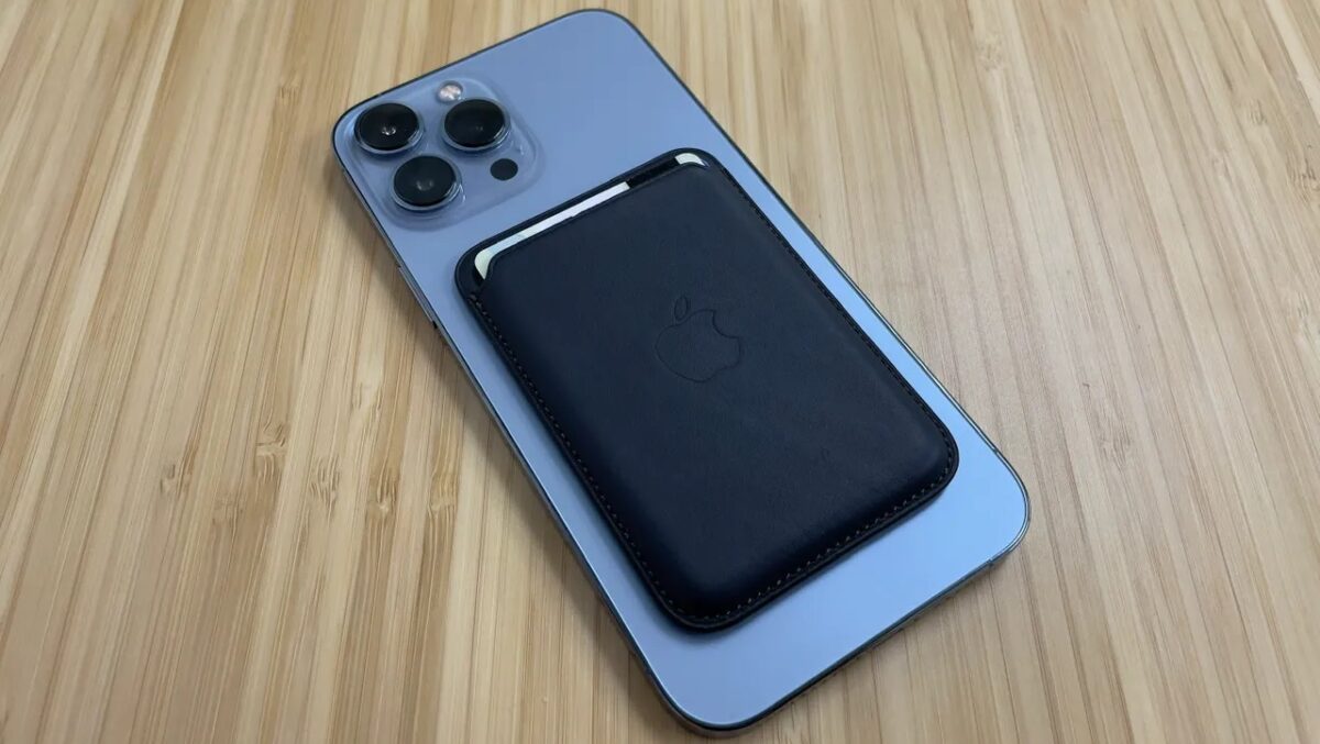 کیف پول مغناطیسی اپل از چرم با کیفیت بالا ساخته شده و با اتصال مغناطیسی آیفون کاملا هماهنگ است.