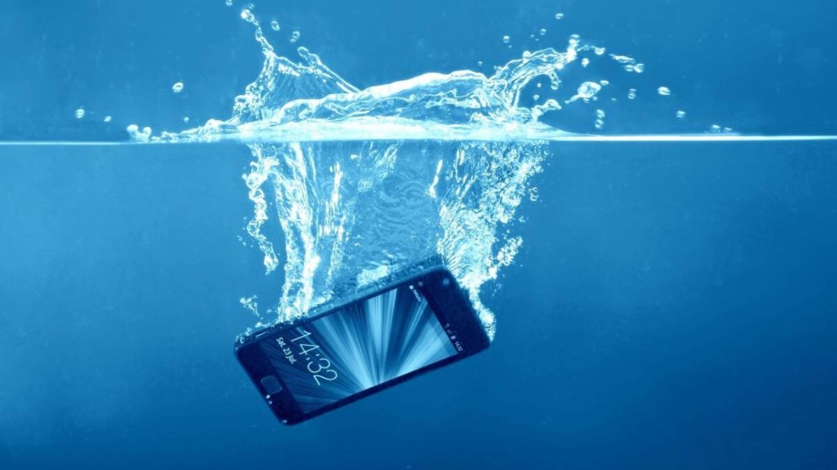 تمام تستهای مربوط به استاندارد IP در محیطهای کنترلشده انجام میشوند. دمای آب، فشار و نوع مایع در این آزمایشها دقیقا تنظیم میشود تا نتیجهی قابلاعتماد بهدست آید.