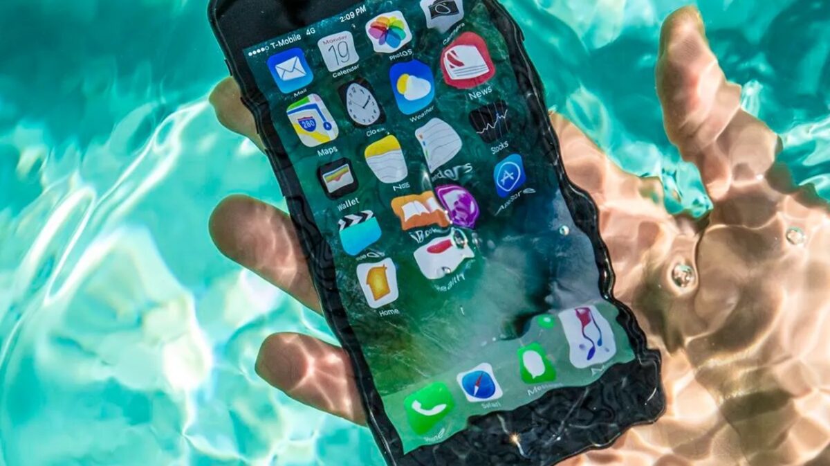 وقتی کاربران با عبارت IP rating چیست مواجه میشوند، در واقع با یک سیستم طبقهبندی جهانی روبهرو هستند که توسط کمیسیون بینالمللی الکتروتکنیک (IEC) تعریف شده است.