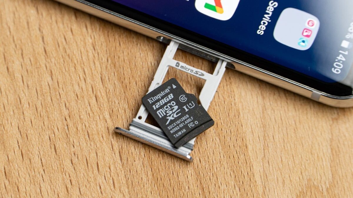 کارت حافظه (Memory Card) CFexpress یکی از سریع‌ترین و جدیدترین نسل‌های کارت‌های حرفه‌ای است که در دوربین‌های فیلم‌برداری 4K و 8K و پهپادهای صنعتی استفاده می‌شود. 