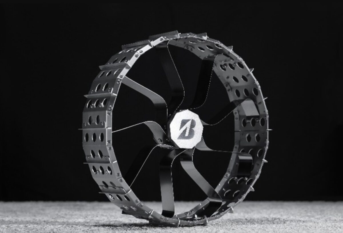 تصویر از چرخ فلزی Bridgestone با طراحی مشبک مخصوص ماهنوردهای کوچک