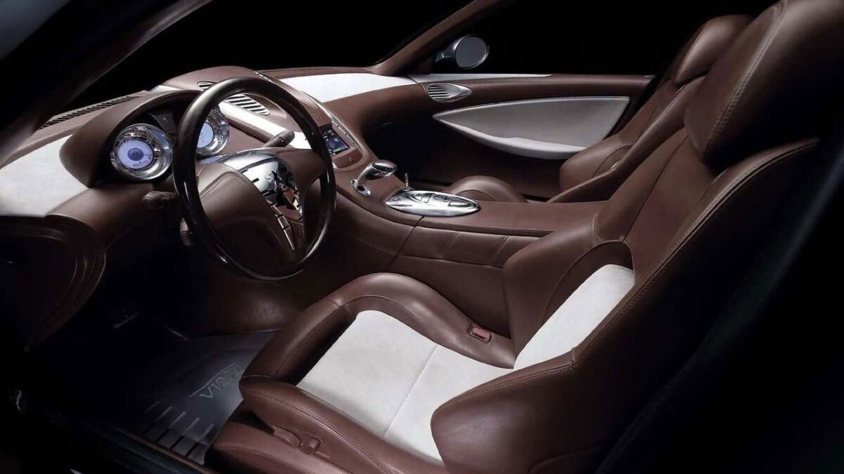 نمای داخلی پژو ۹۰۷ با موتور V12 با چرم زرشکی و آلکانترای سفید، طراحی لوکس و ارگونومیک کابین را نشان میدهد