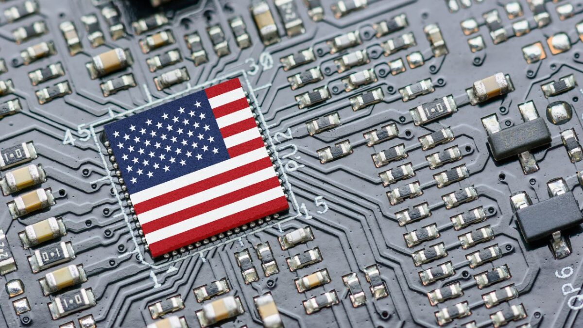 پرچم آمریکا روی تراشه الکترونیکی بهعنوان نماد فناوری و محاسبات در مأموریت Genesis