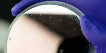 جهش بزرگ در ارتباطات کوانتومی؛ ارتباط میان کامپیوترهای کوانتومی تا ۲۰۰۰ کیلومتر