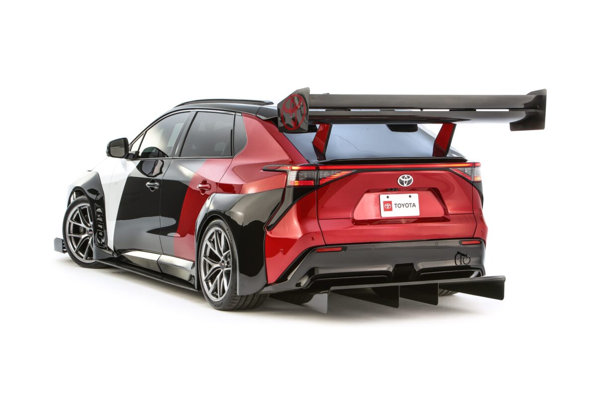 نمای پشتی خودروی تویوتا bZ Time Attack با ترکیب رنگ قرمز و مشکی، بال عقب فیبرکربنی بزرگ و دیفیوزر عمیق نمایش داده شده است.