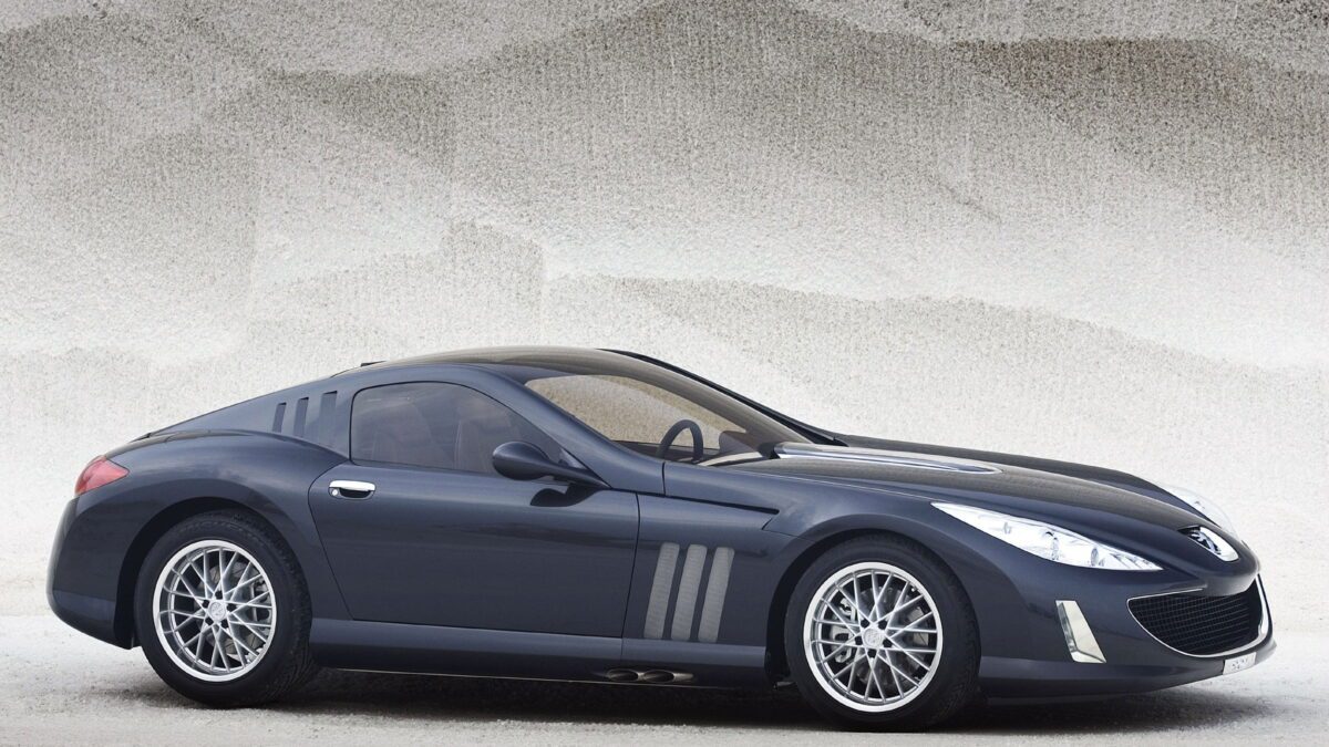 نمای جانبی پژو ۹۰۷ با بدنه فیبرکربنی و کاپوت بلند، ترکیب قدرت و ظرافت طراحی را به نمایش میگذارد