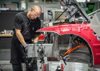 تجربه مهندسی در تسلا