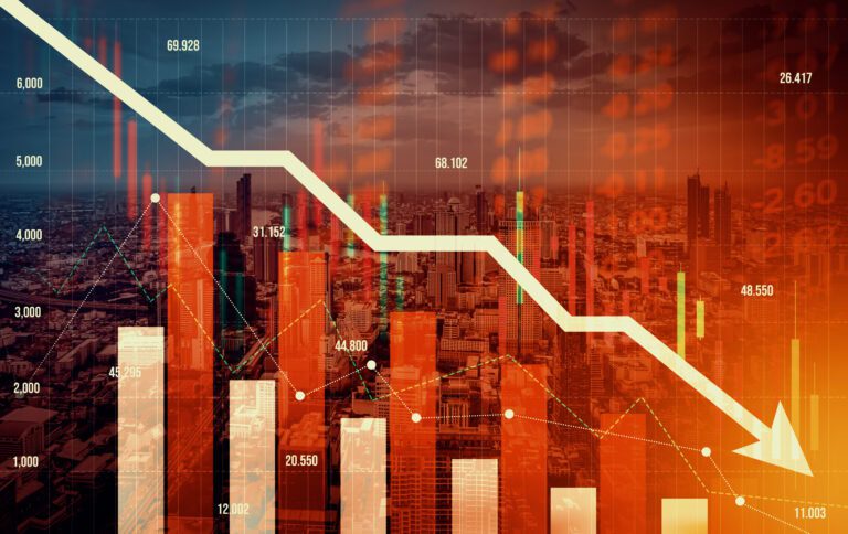 نمودار میلهای مالی با پیکان بزرگ سفید رو به پایین بر روی پسزمینهای از یک شهر با نورپردازی نارنجی و قرمز، که نماد کاهش شدید بازار است.