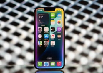 تصویری از یک گوشی اندروید که نمایشگر آن اپلیکیشنهای مختلف را نشان میدهد