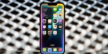 تصویری از یک گوشی اندروید که نمایشگر آن اپلیکیشن‌های مختلف را نشان می‌دهد