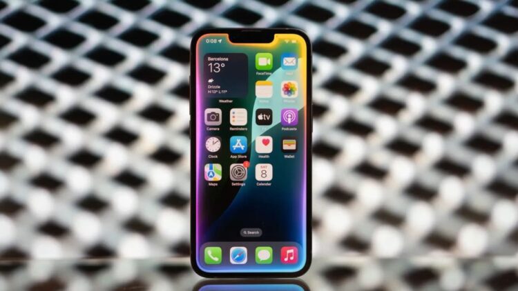 تصویری از یک گوشی اندروید که نمایشگر آن اپلیکیشن‌های مختلف را نشان می‌دهد