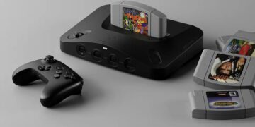 نمایی از کنسول بازسازی‌شده نینتندو ۶۴ کنار کنترلر مدرن آن و کارتریج بازی‌های قدیمی