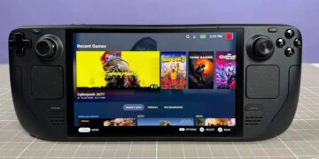 نمایی از جلوی کنسول دستی استیم دک و منوی استیم استور