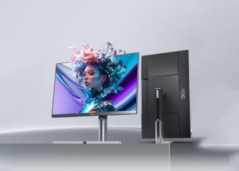 مانیتور AOC U27U3XD که یک تصویر هنری رنگارنگ با موضوع گل و زن را در حالت افقی نشان می‌دهد و نمای پشتی مانیتور دیگر در حالت عمودی در کنار آن دیده می‌شود.