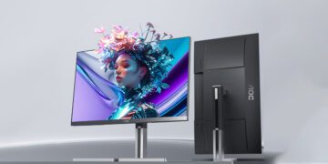 مانیتور AOC U27U3XD که یک تصویر هنری رنگارنگ با موضوع گل و زن را در حالت افقی نشان میدهد و نمای پشتی مانیتور دیگر در حالت عمودی در کنار آن دیده میشود.