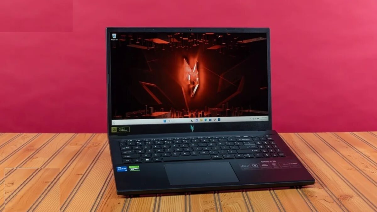 پنل ۱۵.۶ اینچی لپتاپ با نرخ نوسازی 144 هرتز تجربه گیمینگ نرم و روانی ارائه میدهد.