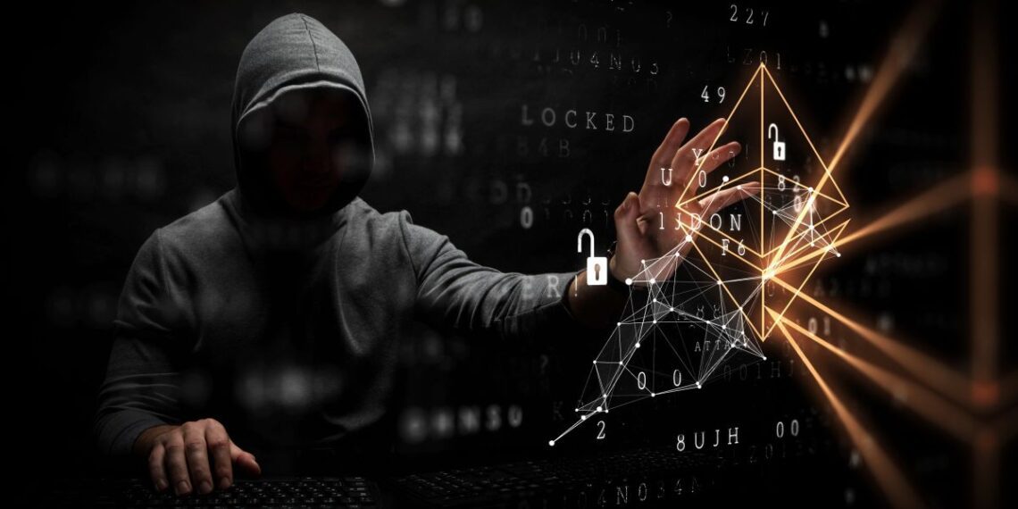 یک هکر کلاهدار در محیطی تاریک که در حال تایپ بر روی صفحهکلید است و در سمت راست او یک شبکه داده سهبعدی نورانی با نمادهای قفل و اعداد وجود دارد.