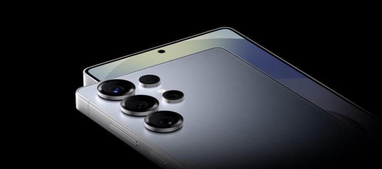 رندر نزدیک گوشی Samsung Galaxy S26 Ultra با ماژول دوربین چهارگانه که روی گوشی دیگری قرار گرفته و یک صفحه نمایش با سوراخ دوربین را نشان میدهد.