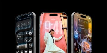 سه گوشی آیفون با صفحه‌نمایش روشن در کنار هم که ویژگی‌های مختلفی مانند صفحه قفل (Lock Screen) سفارشی و اعلان‌های تعاملی را در حال نمایش هستند.