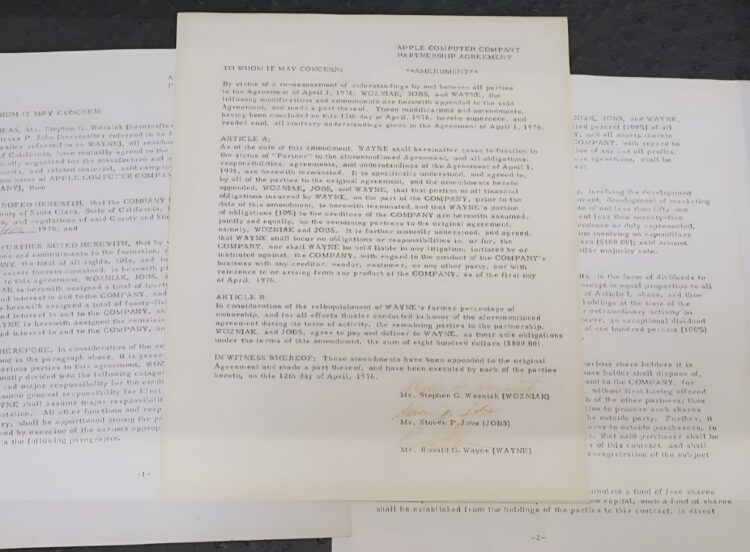 سند "Apple Computer Company Partnership Agreement" که در تاریخ ۱ آوریل ۱۹۷۶ امضا شده و نام‌های استیو وزنیاک (Wozniak)، استیو جابز (Jobs) و رونالد وین (Wayne) در انتهای آن دیده می‌شود.