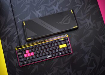 نمایی از جلو و پشت صفحه کلید ایسوس نسخه ویژه قهرمان کانتر استرایک ۲